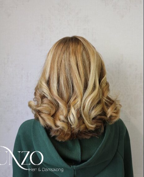 Kort blond frisyr hos Salong Lunzo